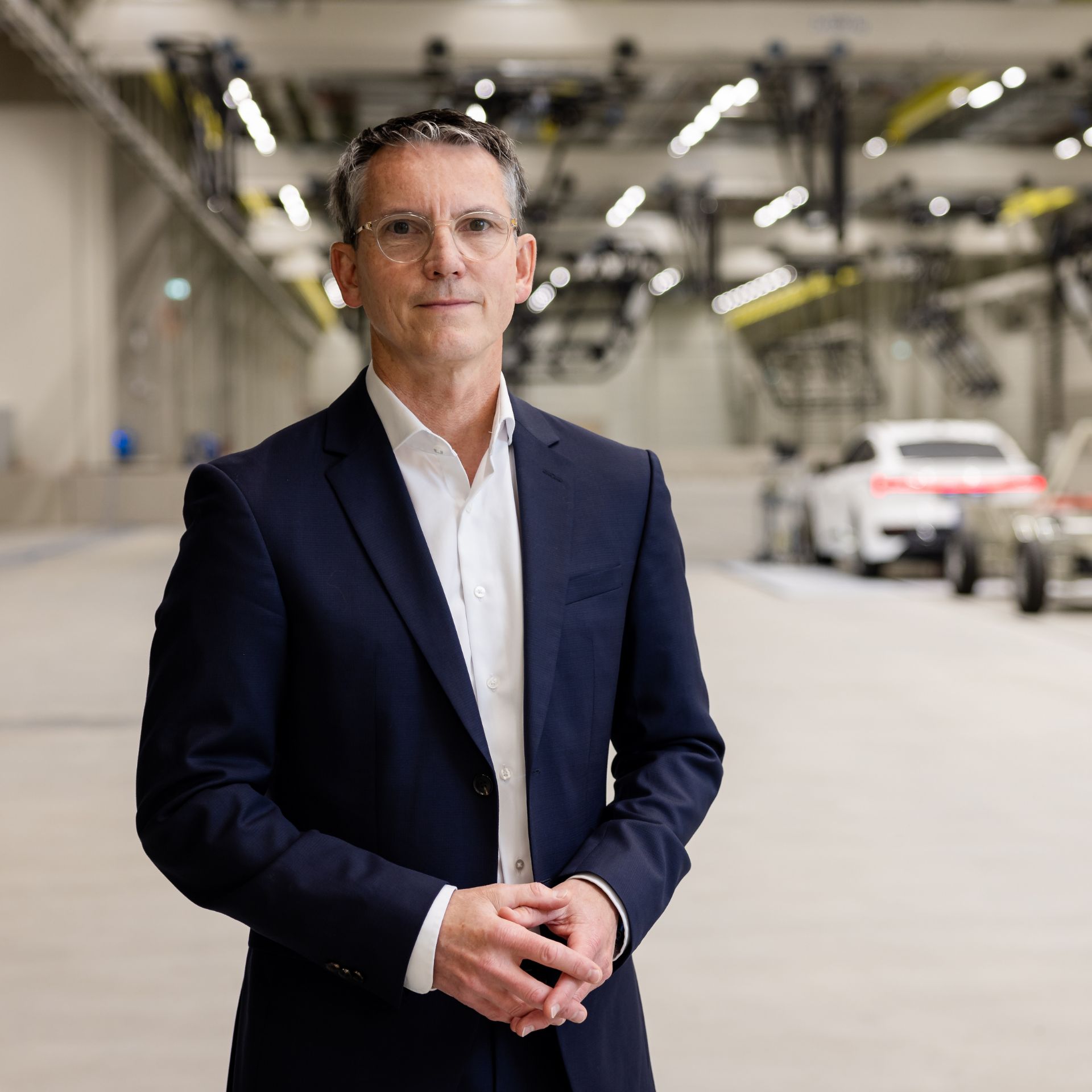 Martin Friedrichsen in der Fahrzeugssicherheithalle